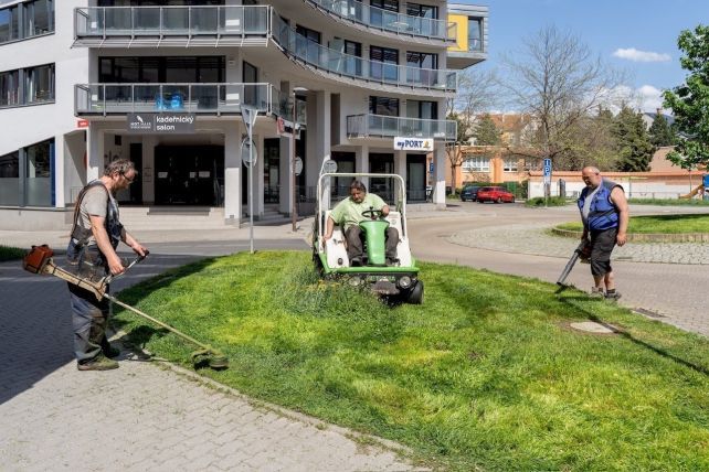 Podzimní údržba zeleně na Trojce začíná poslední sečí trávy, následovat bude výhrab