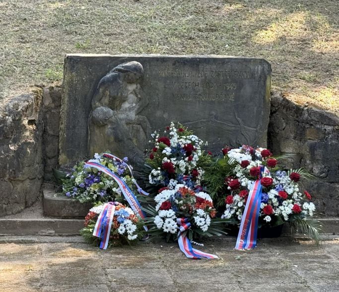 Zástupci obvodu uctili památku obětí heydrichiády