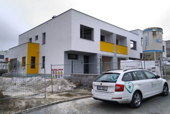 obrázek: Domažlická nemocnice staví pro zdravotníky rodinné domy