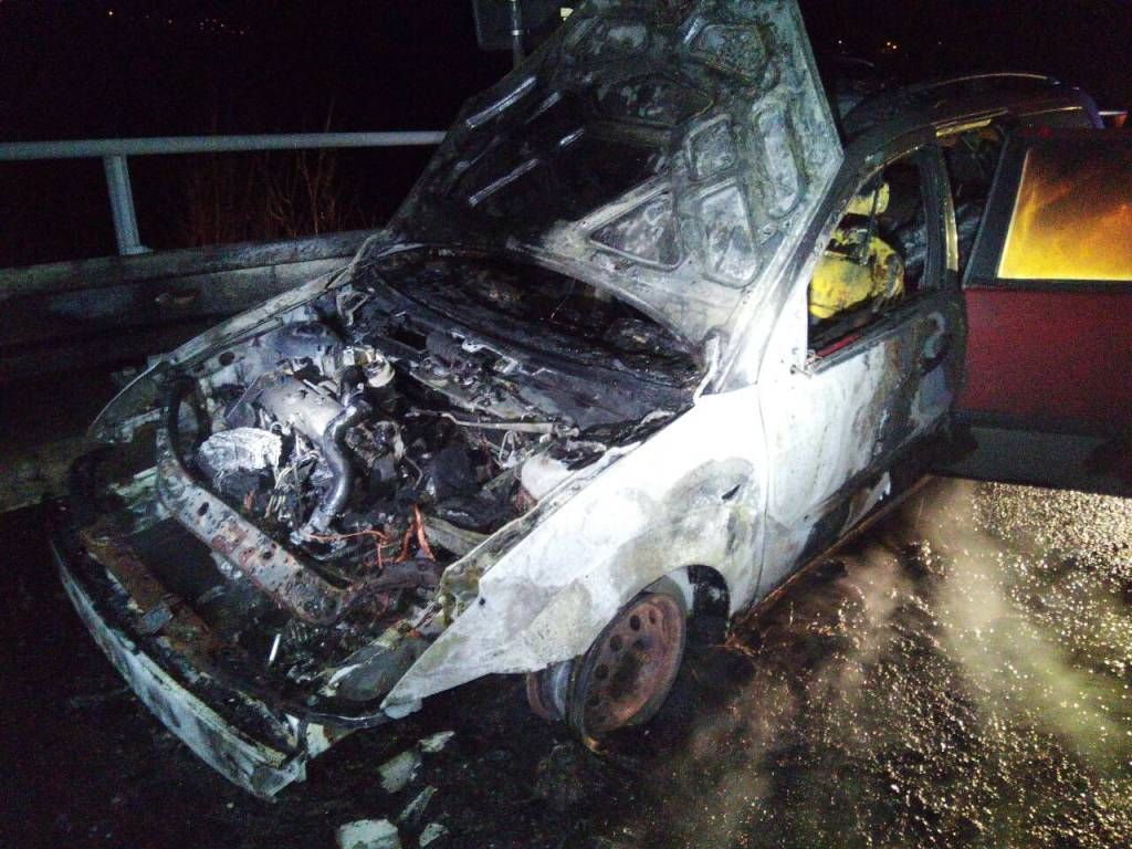 Na dálnici D5 hořelo auto, oheň zachvátil motor i kabinu