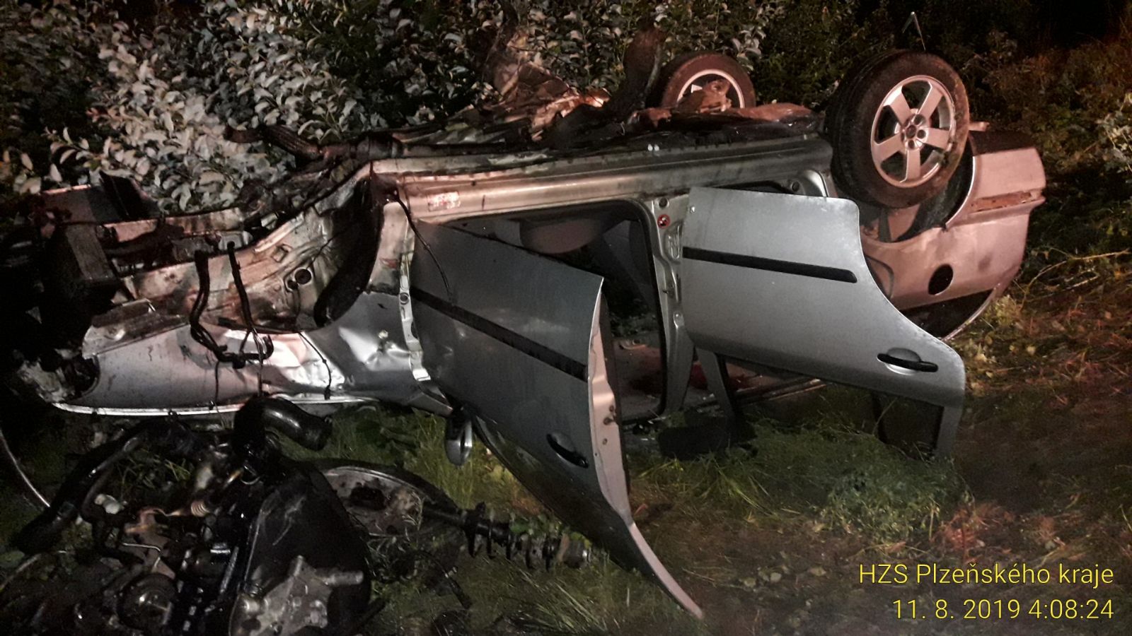 obrázek: V Plané spadlo auto pod most
