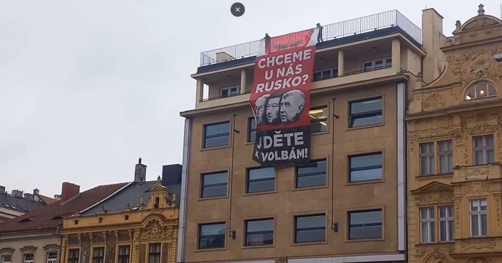 Babiš v Plzni - fanoušci, selfie a protestní transparenty