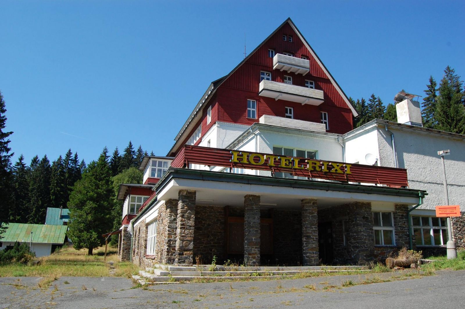 Budoucnost hotelu RIXI na Šumavě stále v mlze