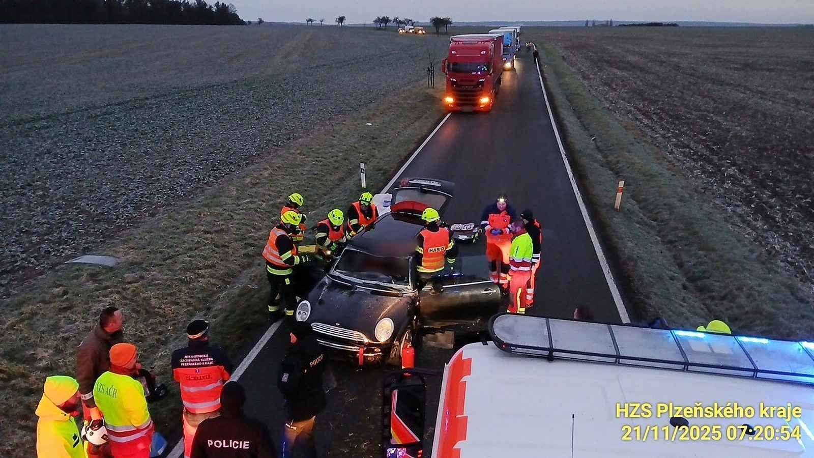 Vážná nehoda u Stodu - řidička Mini Cooperu vyproštěna hasiči