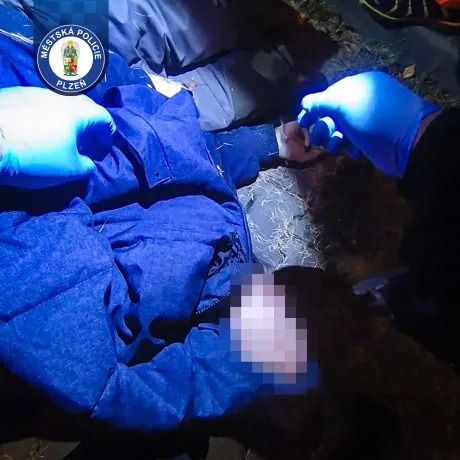 Zraněný opilý muž s 2,59 promile zachráněn strážníky