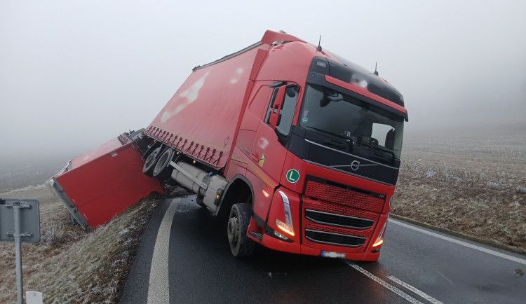 Na Klatovsku ráno havarovaly 2 kamiony