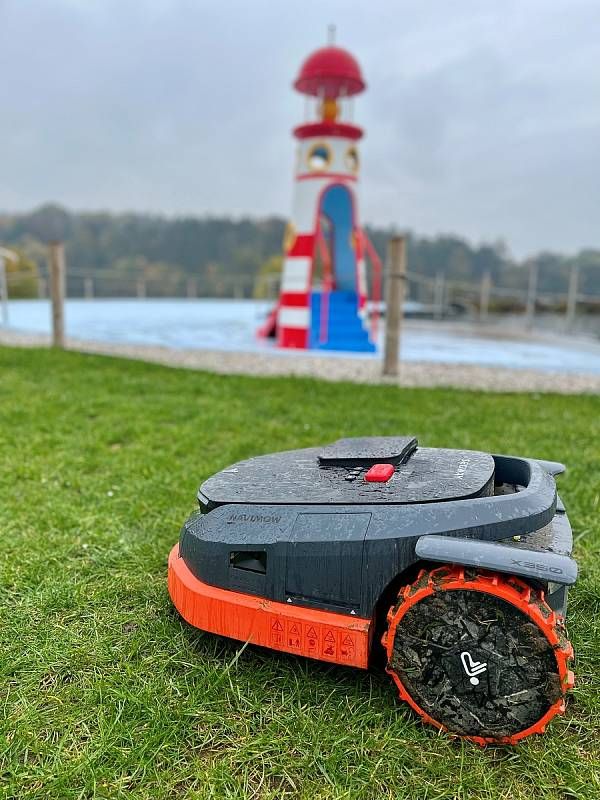 Robotické sekačky se postarají o sekání ve Škodalandu
