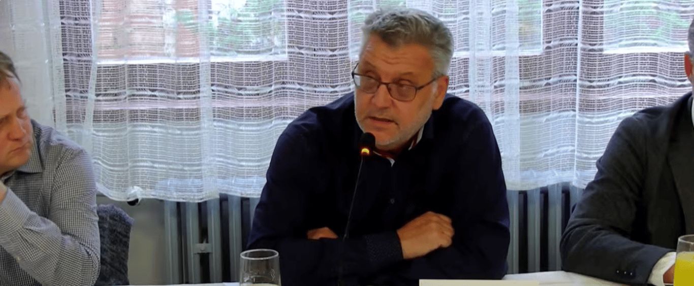 Mach se odmítá vzdát funkce navzdory vyšetřování