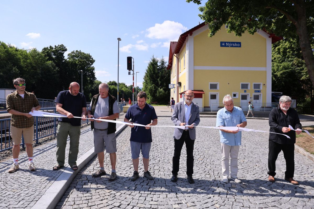 Nová zastávka u nádraží v Nýrsku usnadňuje přestupy