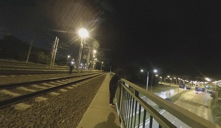 Strážníci v Plzni zachránili ženu na mostě před skokem