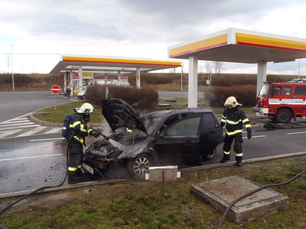 Na benzině u dálnice začalo hořet auto, pak se samo nastartovalo