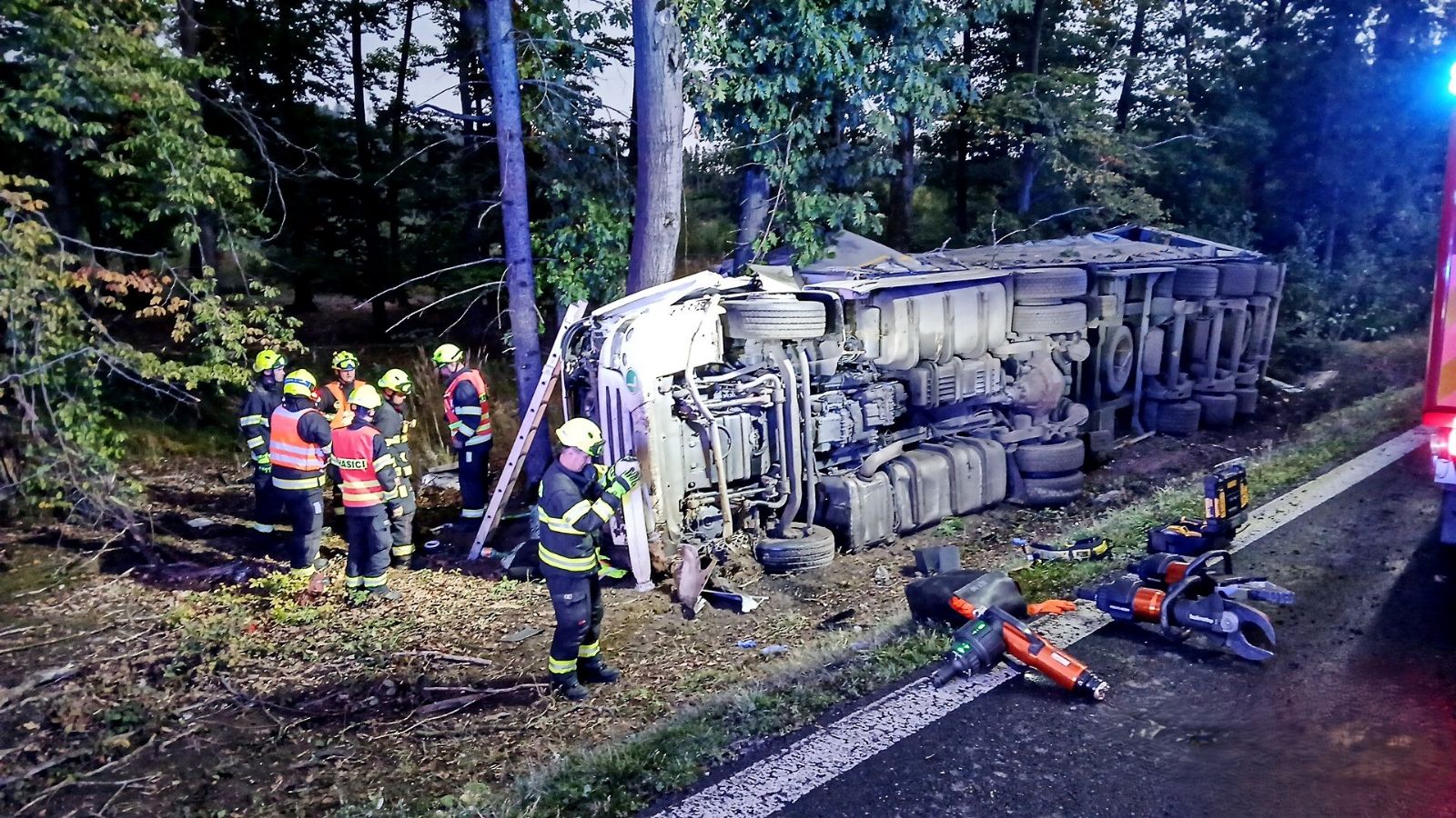 Tragická nehoda u Babylonu -  nákladní vůz v příkopu, řidič těžce zraněn