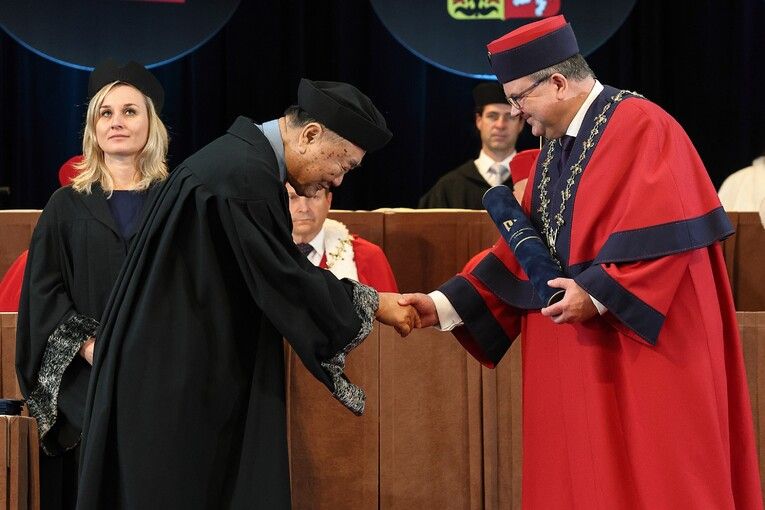 ZČU oslavila nové akademické hvězdy a ocenila korejského vědce