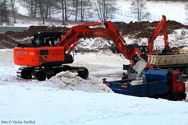 Do zásob sněhu se pustila těžká technika. Do zásob sněhu se pustila těžká technika.