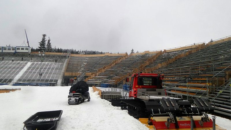 Postavené tribuny pojmou 20 tisíc diváků, podél tratě jich bude 10 tisíc. Posílí tak i bezpečnostní opatření. Postavené tribuny pojmou 20 tisíc diváků, podél tratě jich bude 10 tisíc. Posílí tak i bezpečnostní opatření.