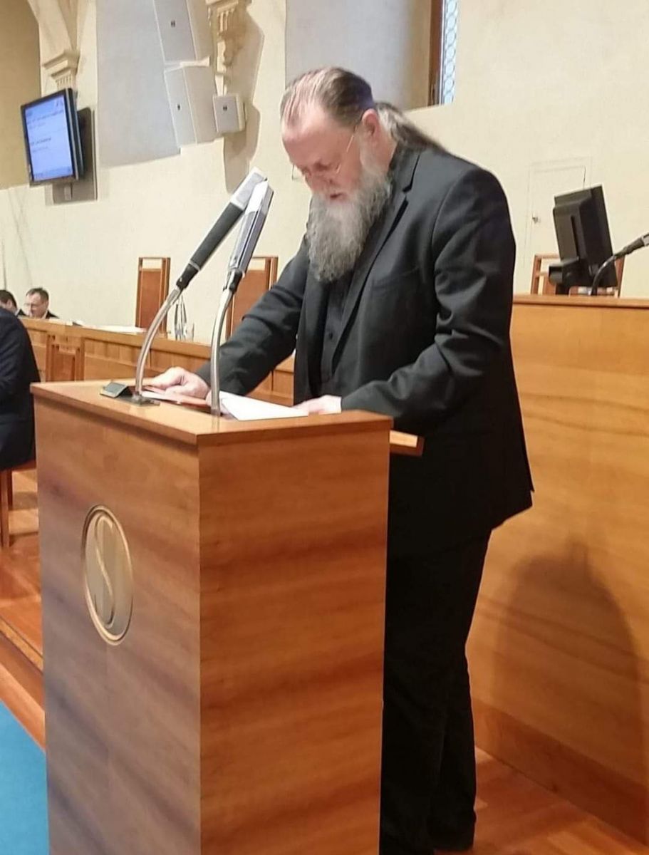obrázek: Zařídil pomoc té, co vyhrála nad Babišem. Senátor ODS: Premiér odejde a bude zapomenut. Číňané jsou neurvalí a hluční