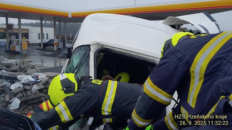 D5 uzavřena: Hasiči a vrtulník zasahovali po nehodě kamionů u Boru