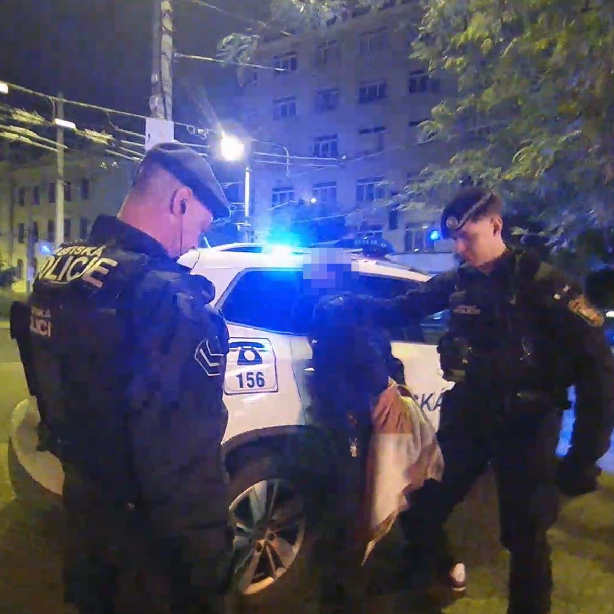 Incident u kruhového objezdu - agresivní muž skončil na záchytce