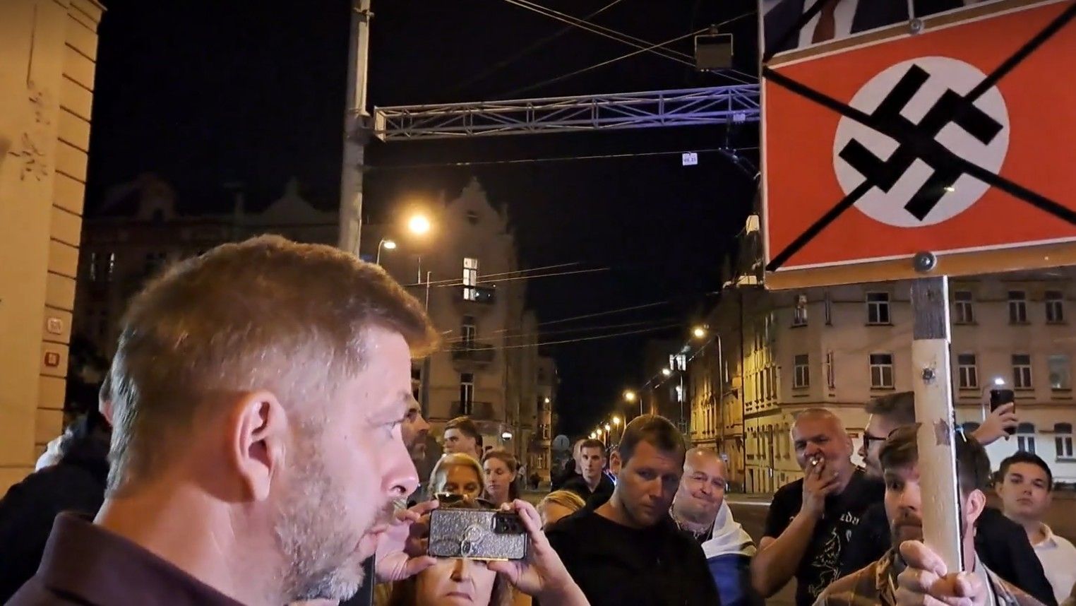 Rakušan pod palbou - minister vnitra čelil fašistické provokaci