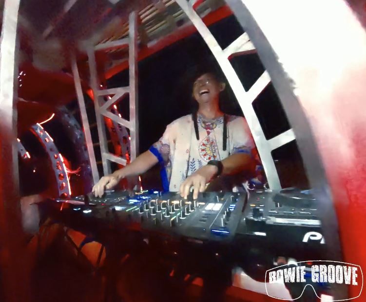 DJ Bowie Groove na party Burning Man DJ Bowie Groove na party Burning Man