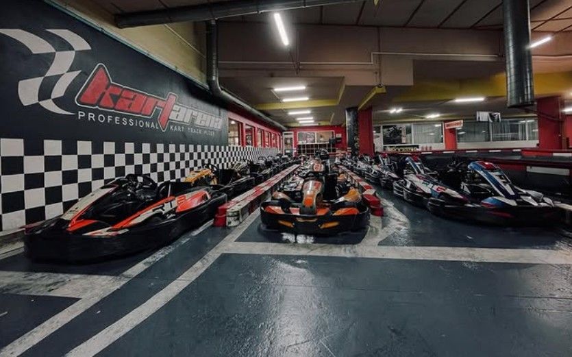 Bezdomovec propadl stropem motokárové dráhy v Plzni