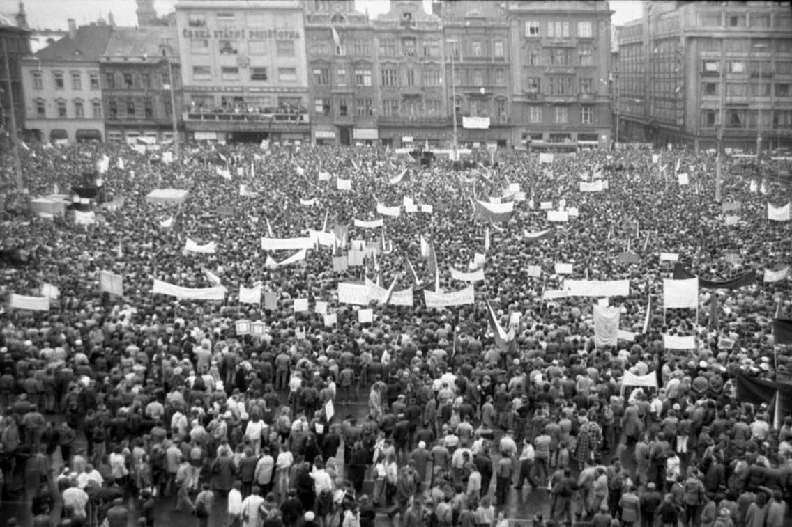 Listopad 1989 v Plzni aneb Na podzim padá listí a komunisti