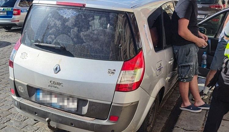 Řídit bez pásu se mu nevyplatilo, hlavně se zákazem řízení