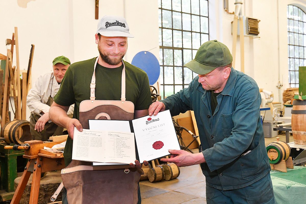 Truhlář Jan Fencl se stal mistrem bednářským v Plzni