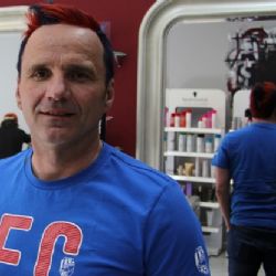 Karel Krejčí splnil slib: Jeho hlavu zdobí červeno-modré pruhy