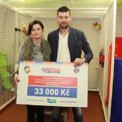 Matúš Kozáčik předal Centru Hájek šek na 33 000 Kč