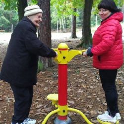 Cvičební prvky na seniorském hřišti