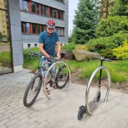 Před úřadem Jedničky jsou nové moderní stojany na kolo