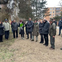 Vnitroblok v Sokolovské má novou tvář, zdobí jej dvě originální lavičky