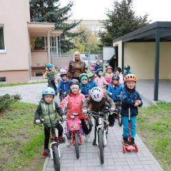 Děti ze slovanské mateřinky mají dráhu pro kola i koloběžky