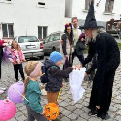 Halloweenský lampionový průvod přilákal stovky malých strašidel