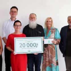 Šek na 20 000 Kč byl předán