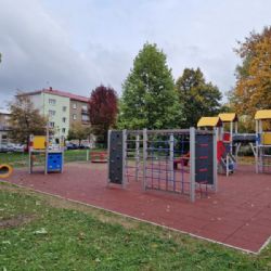 Slovanské děti se radují z proměny hřiště za jídelnou