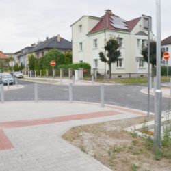 Ulice Kapitána Jaroše je nově opravená, lemuje jí alej javorů