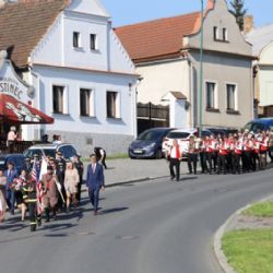 Vzpomínkový průvod se vydal k upravenému památníku v Koterově