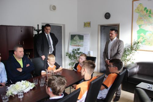 Foto: Mladí florbalisté FBŠ Plzeň navštívili vedení plzeňského centrálního obvodu