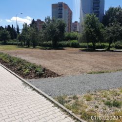 Nevzhledný průšlap v Lábkově ulici nahradí květnatá louka