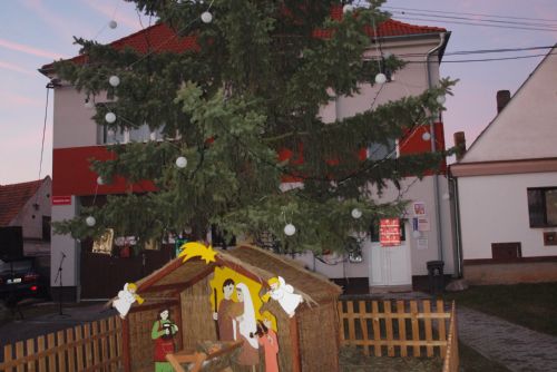 Foto: Obyvatelé Radobyčic v neděli rozsvítili svůj vánoční strom