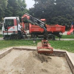 Pískoviště a umělé povrhy hřišť na Trojce prochází obnovou