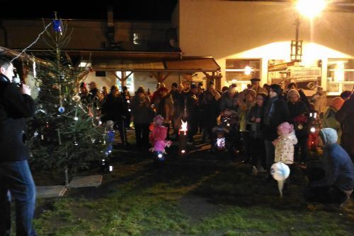 Foto: Svůj vánoční strom si rozsvítili také obyvatelé Nové Hospody