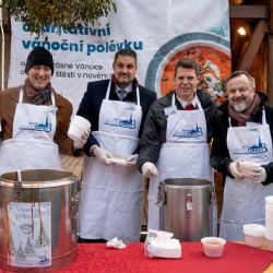 Vedení Trojky rozdalo sto litrů vánoční polévky