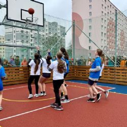 14. základní škola má nové streetballové hřiště za více než 2 miliony