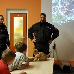 Malí strážníci si pohladili i hada