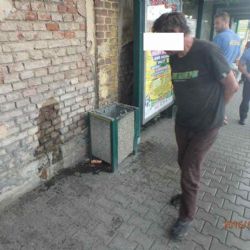 Močil na přilehlou zeď v těsné blízkosti přístřešku autobusové zastávky