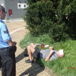 Opilec si ustlal před restaurací