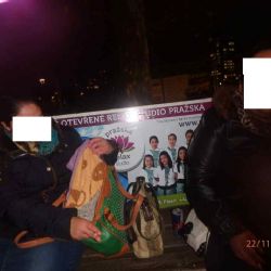 Oslovovala lidi a nabízela jim parfémy